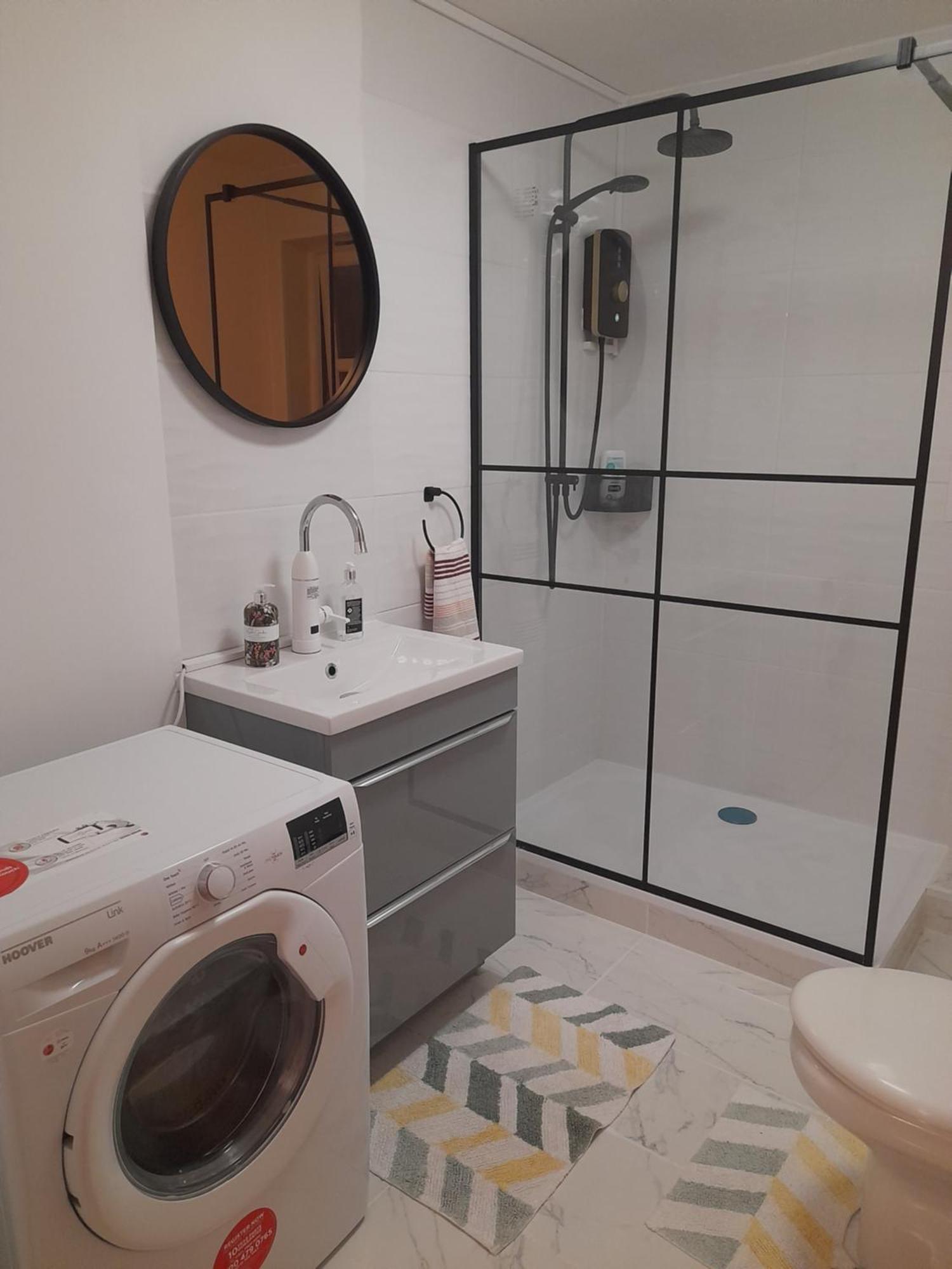 Glastonbury Town Center-Entire Apartment Екстериор снимка